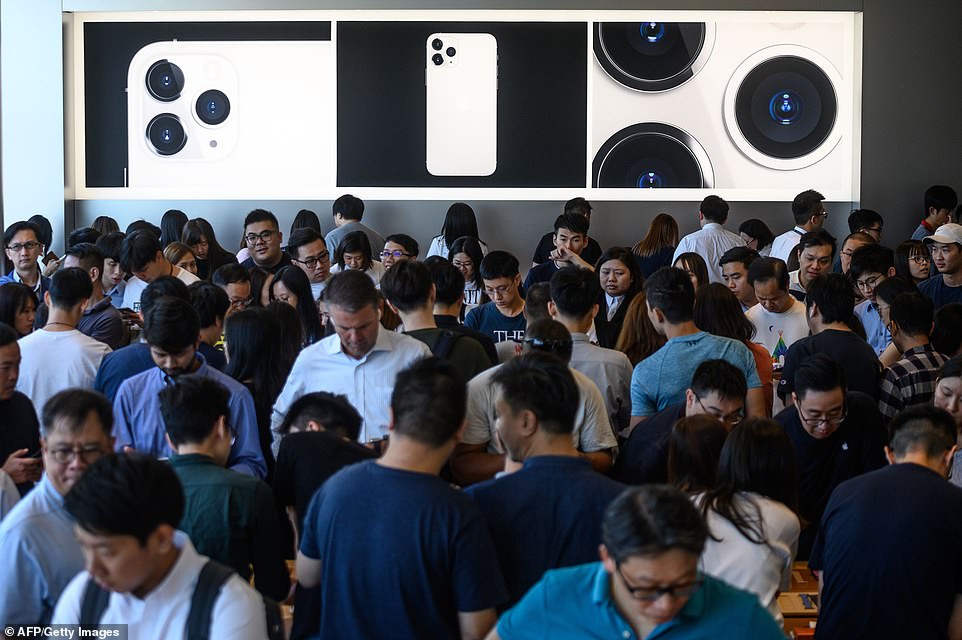 Để sở hữu iPhone 11, fan Apple khắp thế giới xếp hàng qua đêm 12 Để sở hữu iPhone 11, fan Apple khắp thế giới xếp hàng qua đêm 12