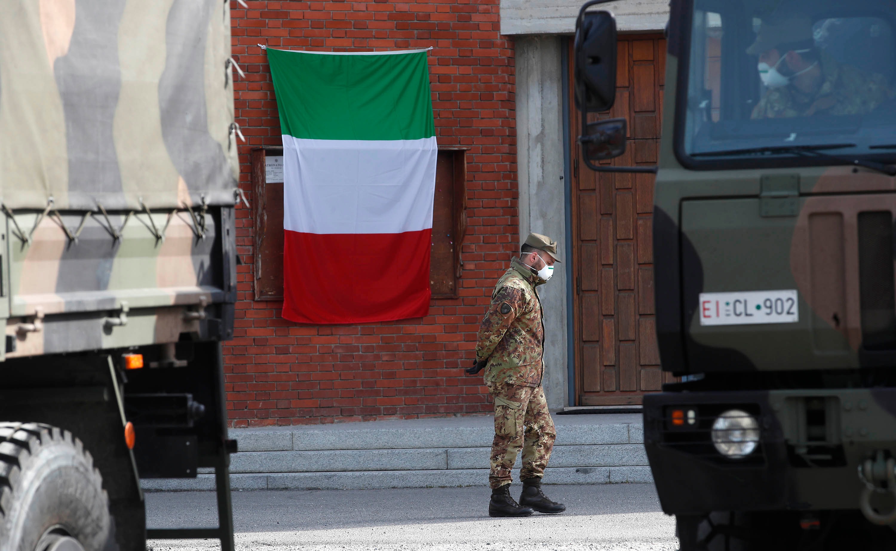 Italy dành một phút mặc niệm tưởng nhớ nạn nhân Covid-19 1