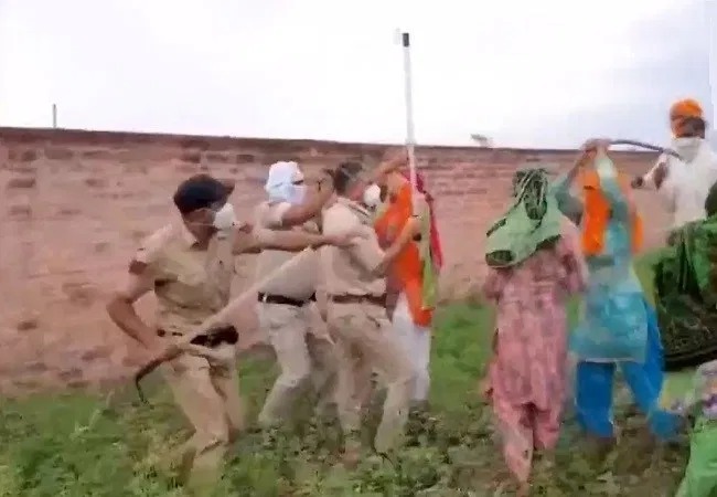 Cảnh sát Ấn Độ bị ném đá vì hỏa táng người nghi nhiễm Covid-19 1