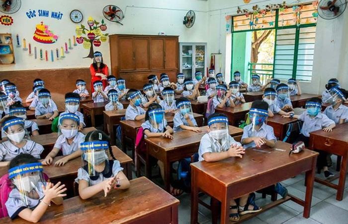 Bộ Giáo dục: Không bắt học sinh đội mũ che giọt bắn 1