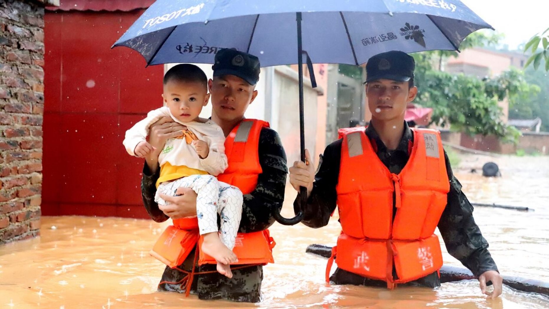 Trung Quốc: 1.300 ngôi nhà bị phá hủy, 228.000 người chạy lũ khẩn 2