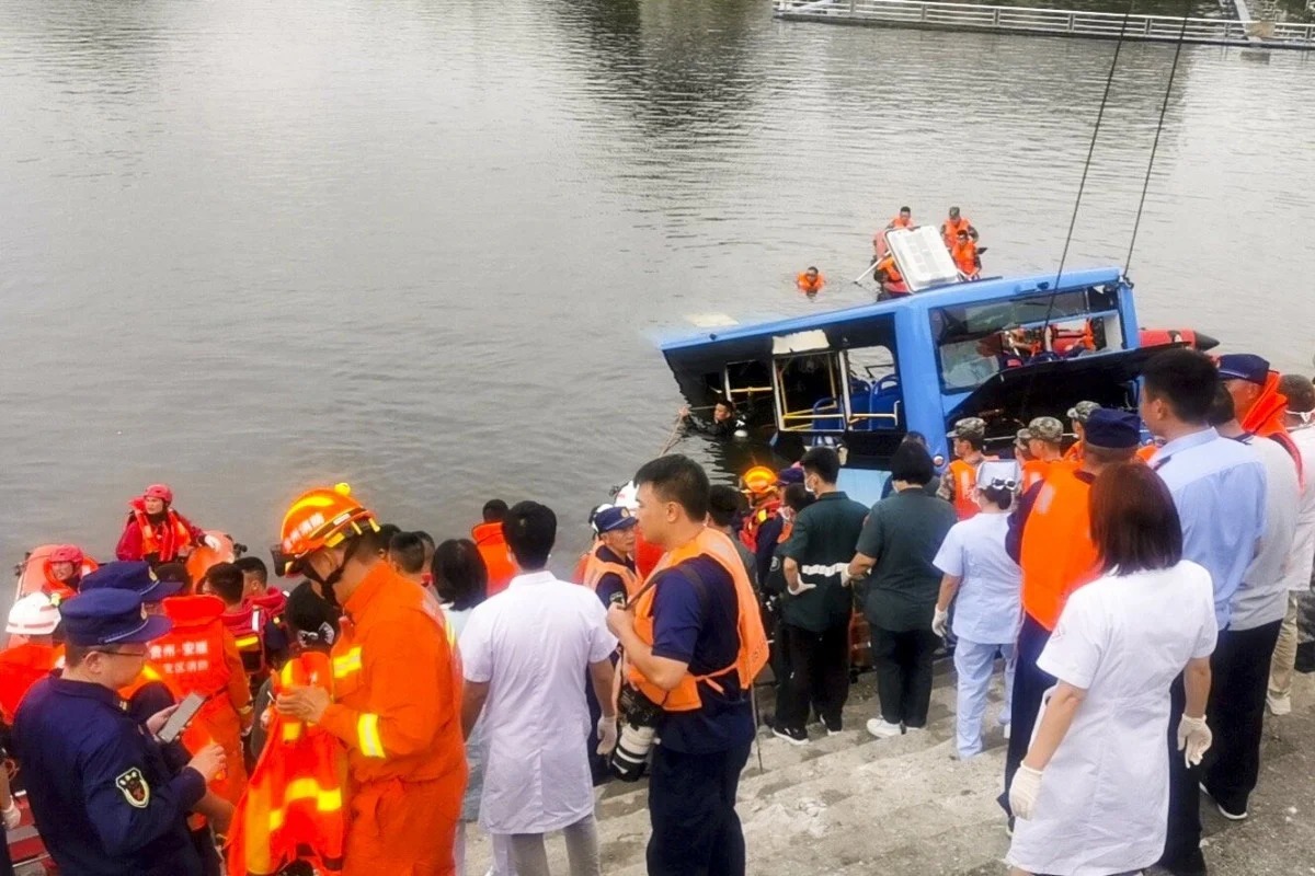 Nguyên nhân khiến tài xế xe buýt lao xe xuống hồ làm 21 người chết tại Trung Quốc 2