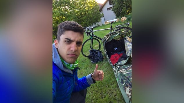 Nam sinh đạp xe 3.500km về nhà vì máy bay bị hủy do dịch Covid-19 3