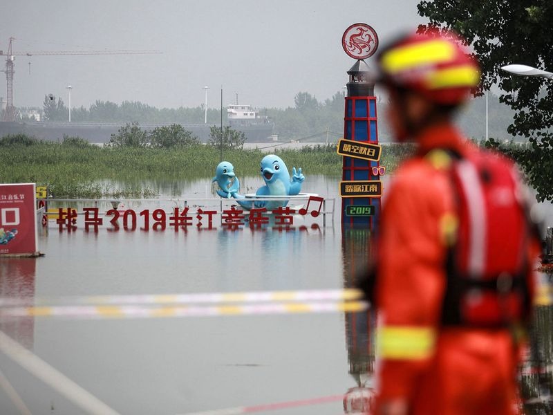 Hình ảnh lũ ngập nóc nhà, người dân Trung Quốc bơi thuyền trong ngõ 8