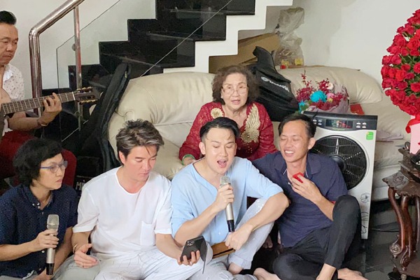 Anh em Hoài Linh, Đàm Vĩnh Hưng, Chí Tài 'song kiếm hợp bích' tặng quà sinh nhật mẹ 1
