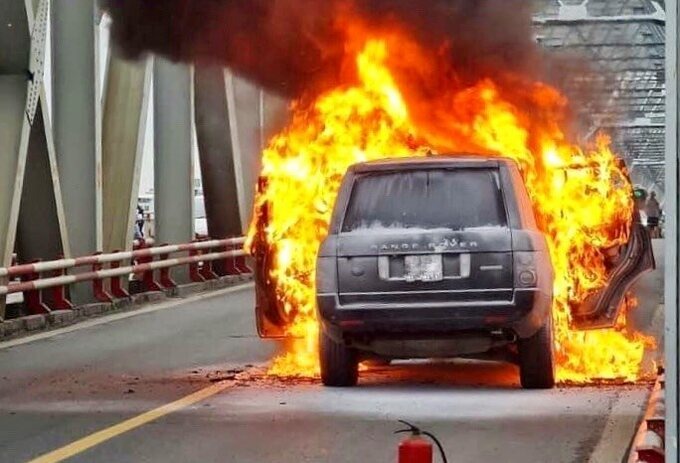 Xe Range Rover cháy trơ khung trên cầu Chương Dương 1
