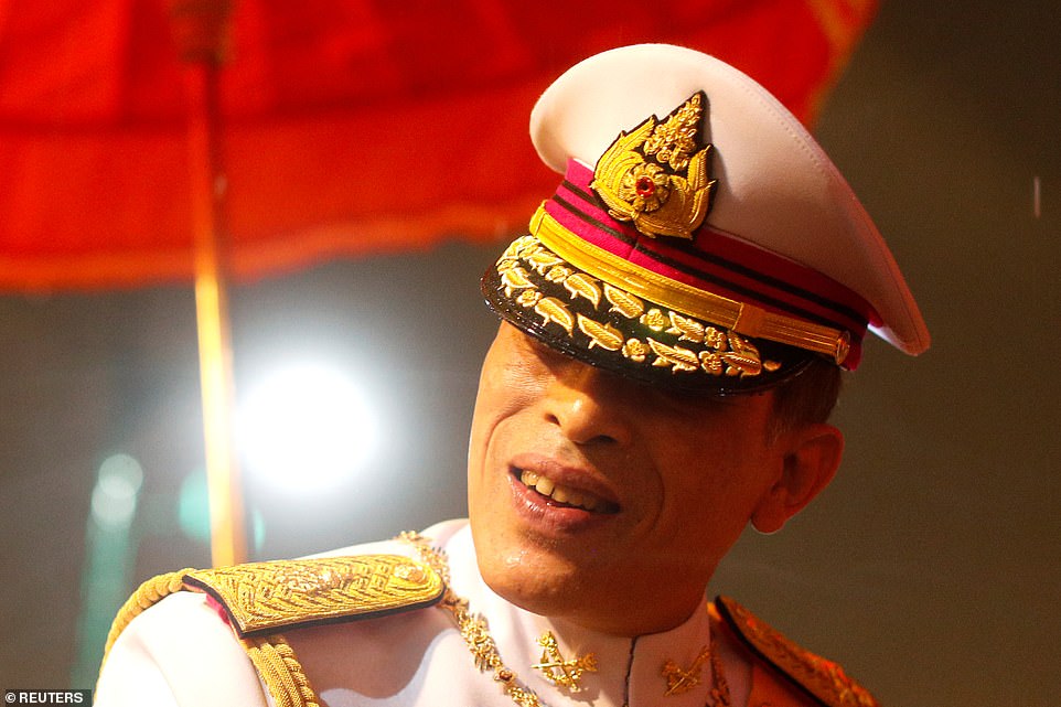 Biển người biểu tình vây đoàn xe hoàng gia Thái Lan khiến hoàng hậu hoảng sợ 11