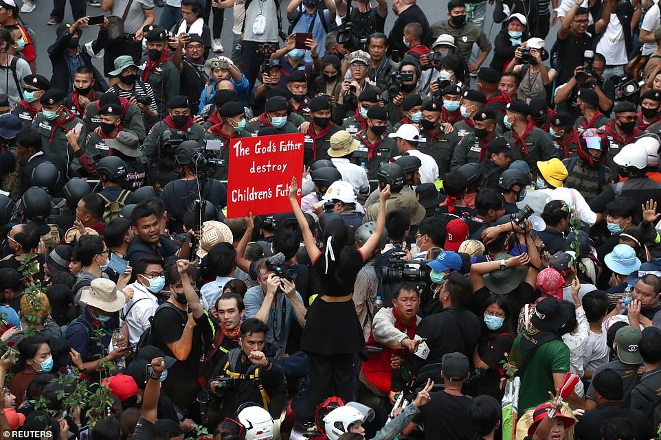 Biển người biểu tình vây đoàn xe hoàng gia Thái Lan khiến hoàng hậu hoảng sợ 8