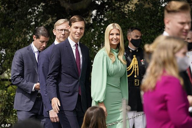 Vợ chồng ái nữ nhà Trump phải chuyển trường cho con vì những kẻ 'ngồi lê đôi mách' 4