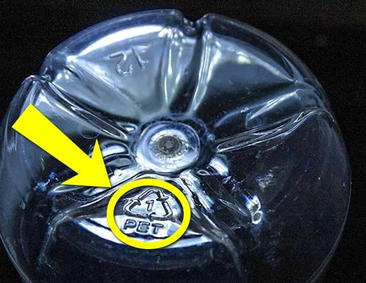 4 sự thật xấu xí về chai nhựa đựng nước: Tái sử dụng bẩn như bồn cầu 1