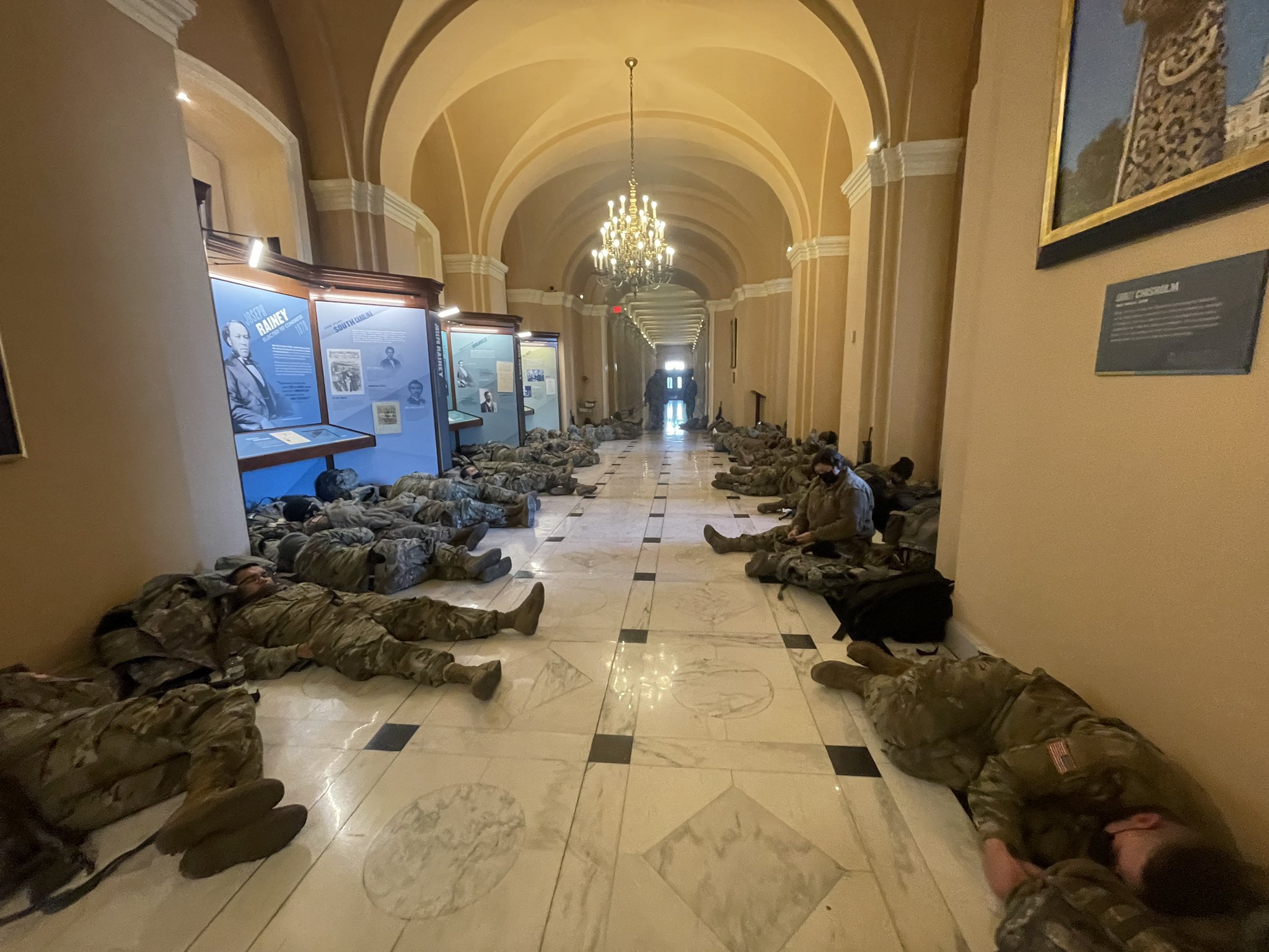 Cảnh tượng chưa từng thấy: Hàng trăm vệ binh quốc gia nằm ngủ la liệt trên sàn điện Capitol 3