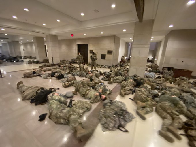 Cảnh tượng chưa từng thấy: Hàng trăm vệ binh quốc gia nằm ngủ la liệt trên sàn điện Capitol 4