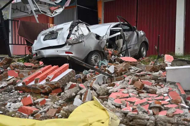 Động đất Indonesia khiến 81 người chết, mưa lớn đập tan hy vọng tìm kiếm người sống 2