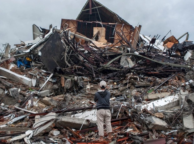 Động đất Indonesia khiến 81 người chết, mưa lớn đập tan hy vọng tìm kiếm người sống 4