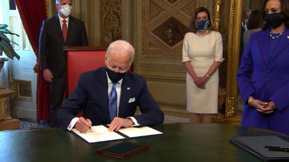 Biden tăng tốc phá bỏ di sản của Trump ngay trong ngày đầu nhậm chức 1 Biden tăng tốc phá bỏ di sản của Trump ngay trong ngày đầu nhậm chức 1