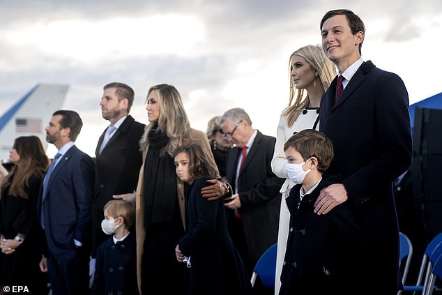 Cậu út nhà Trump vắng mặt bí ẩn trong ngày bố mẹ rời Nhà Trắng 2 Cậu út nhà Trump vắng mặt bí ẩn trong ngày bố mẹ rời Nhà Trắng 2
