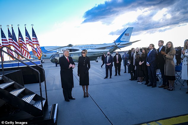 Cậu út nhà Trump vắng mặt bí ẩn trong ngày bố mẹ rời Nhà Trắng 1 Cậu út nhà Trump vắng mặt bí ẩn trong ngày bố mẹ rời Nhà Trắng 1