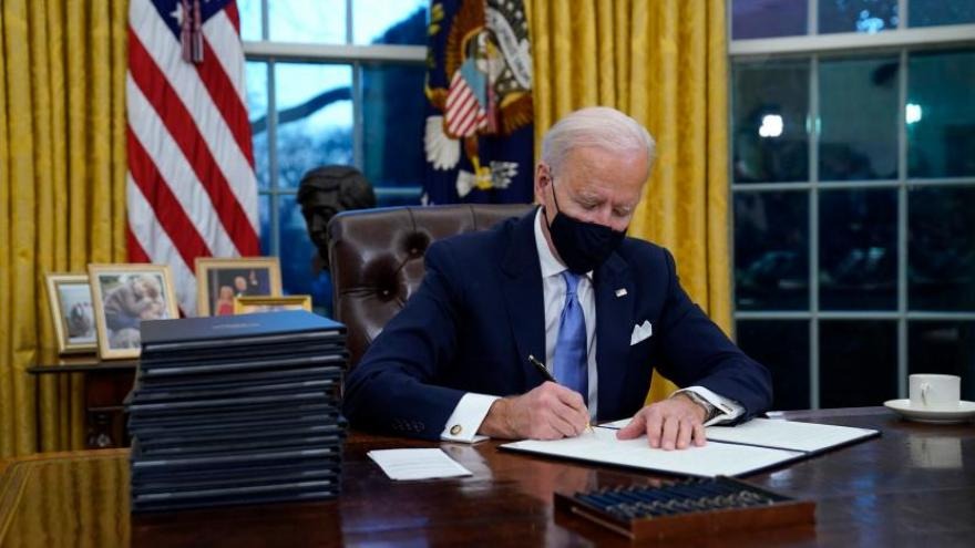 Món quà Trump để lại cho Biden trong phòng Bầu Dục 1 Món quà Trump để lại cho Biden trong phòng Bầu Dục 1