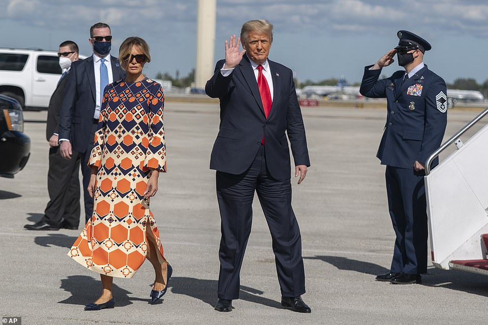Khoảnh khắc bà Melania mặt lạnh băng, bỏ mặc Trump, phớt lờ truyền thông ngay khi rời Nhà Trắng 1 Khoảnh khắc bà Melania mặt lạnh băng, bỏ mặc Trump, phớt lờ truyền thông ngay khi rời Nhà Trắng 1