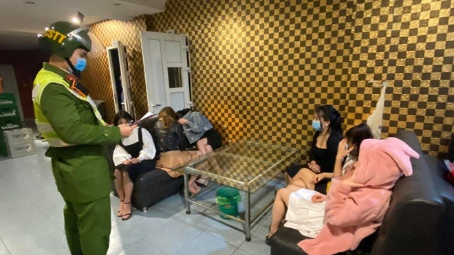 Phạt 43 triệu nhóm khách và chủ karaoke ở Hạ Long vi phạm quy định phòng dịch Covid-19 1 Phạt 43 triệu nhóm khách và chủ karaoke ở Hạ Long vi phạm quy định phòng dịch Covid-19 1