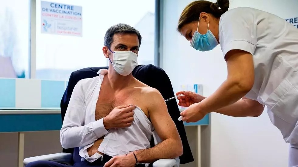 Bộ trưởng Y tế Pháp xả vai tiêm vắc xin Covid-19 khiến dân tình 'quắn quéo' 1 Bộ trưởng Y tế Pháp xả vai tiêm vắc xin Covid-19 khiến dân tình 'quắn quéo' 1