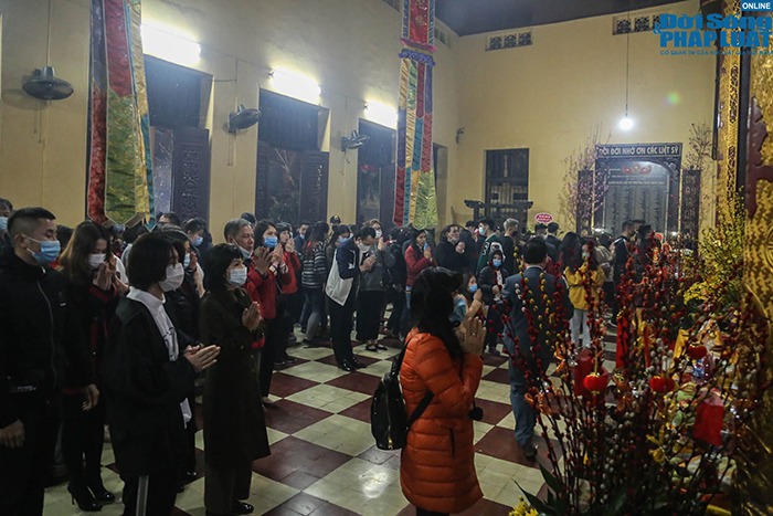 Người Hà Nội đeo khẩu trang đi lễ chùa xin lộc đầu năm 5