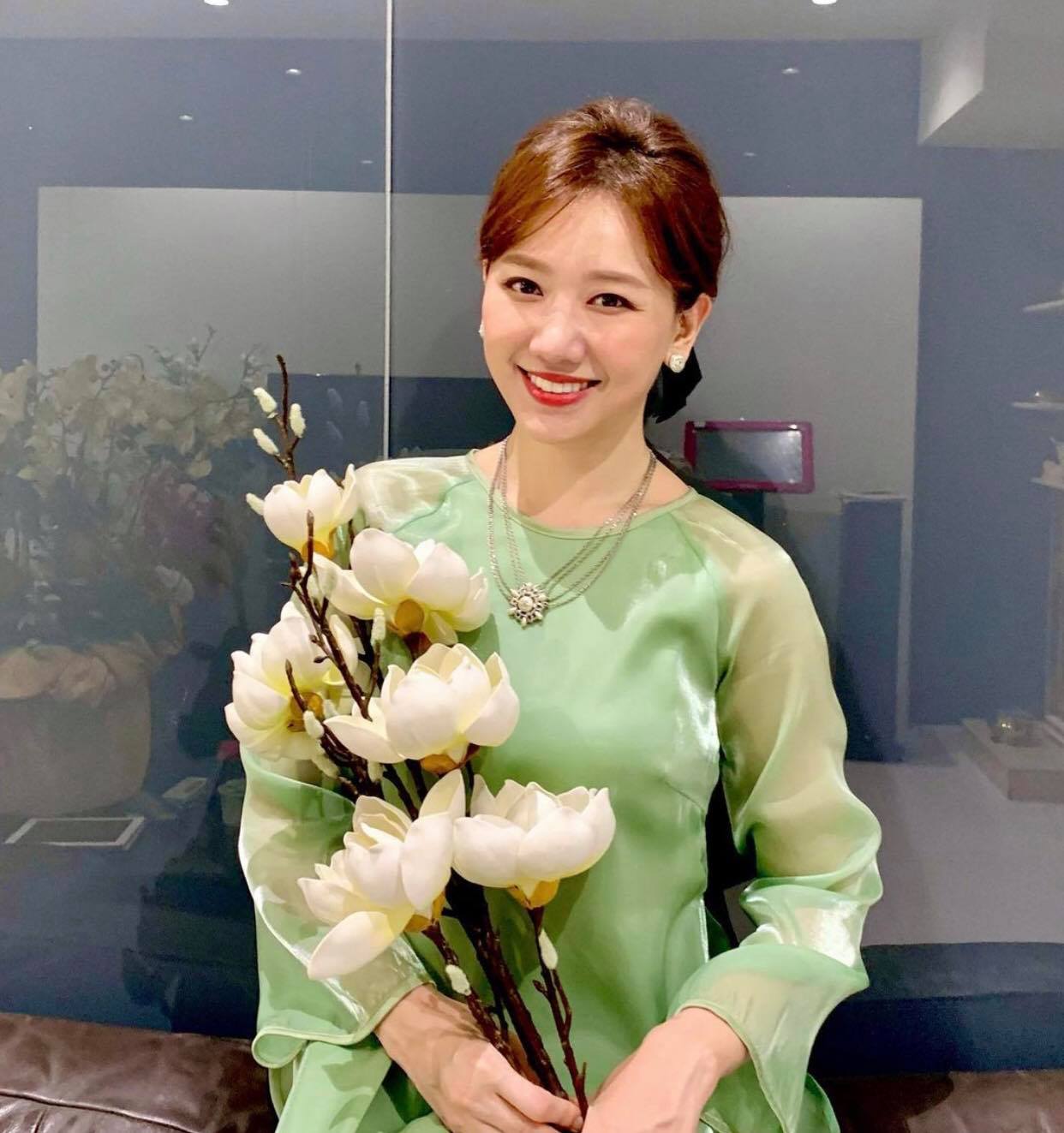 Ngắm dàn sao Việt diện áo dài khai xuân Mùng 1 Tết 7 Ngắm dàn sao Việt diện áo dài khai xuân Mùng 1 Tết 7