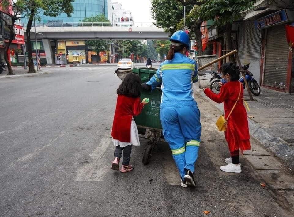 Chiều mùng 1 Tết, 2 em bé xúng xính áo dài đỏ theo mẹ đi làm 2 Chiều mùng 1 Tết, 2 em bé xúng xính áo dài đỏ theo mẹ đi làm 2