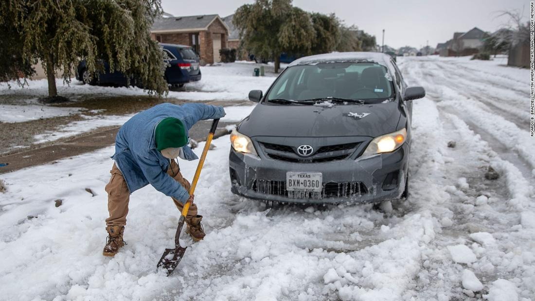 Texas: Hơn 325.000 dân mất điện, 13 triệu người gặp khủng hoảng nước vì thời tiết 1 Texas: Hơn 325.000 dân mất điện, 13 triệu người gặp khủng hoảng nước vì thời tiết 1