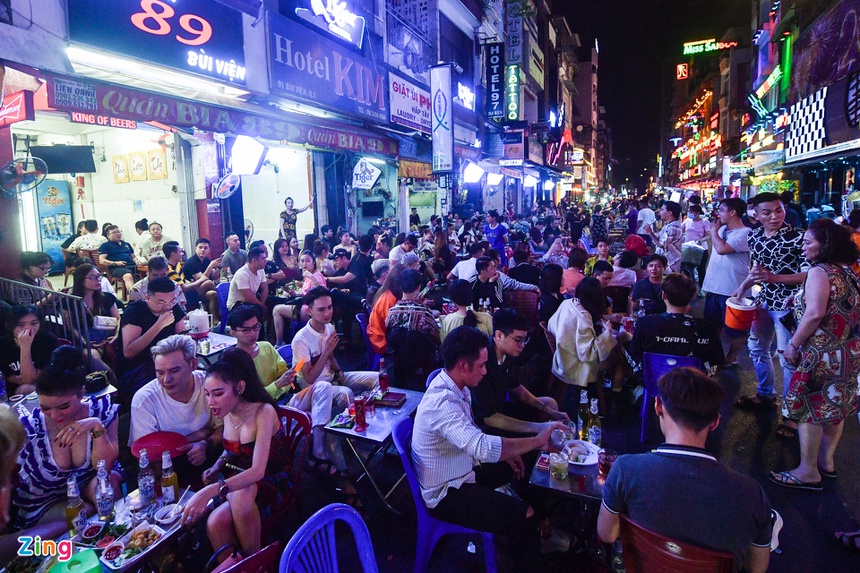 Quán bar, vũ trường Bùi Viện 'hồi sinh' sau hơn 1 tháng cầm cự trong đại dịch 4 Quán bar, vũ trường Bùi Viện 'hồi sinh' sau hơn 1 tháng cầm cự trong đại dịch 4