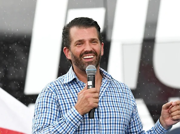 Cú ngã của Joe Biden thành 'trò hề' cho con trai Trump và cư dân mạng 1 Cú ngã của Joe Biden thành 'trò hề' cho con trai Trump và cư dân mạng 1