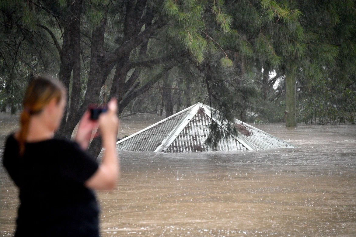 Cận cảnh mưa lũ ngập đầu xe khiến người dân Australia phải sơ tán khẩn 4