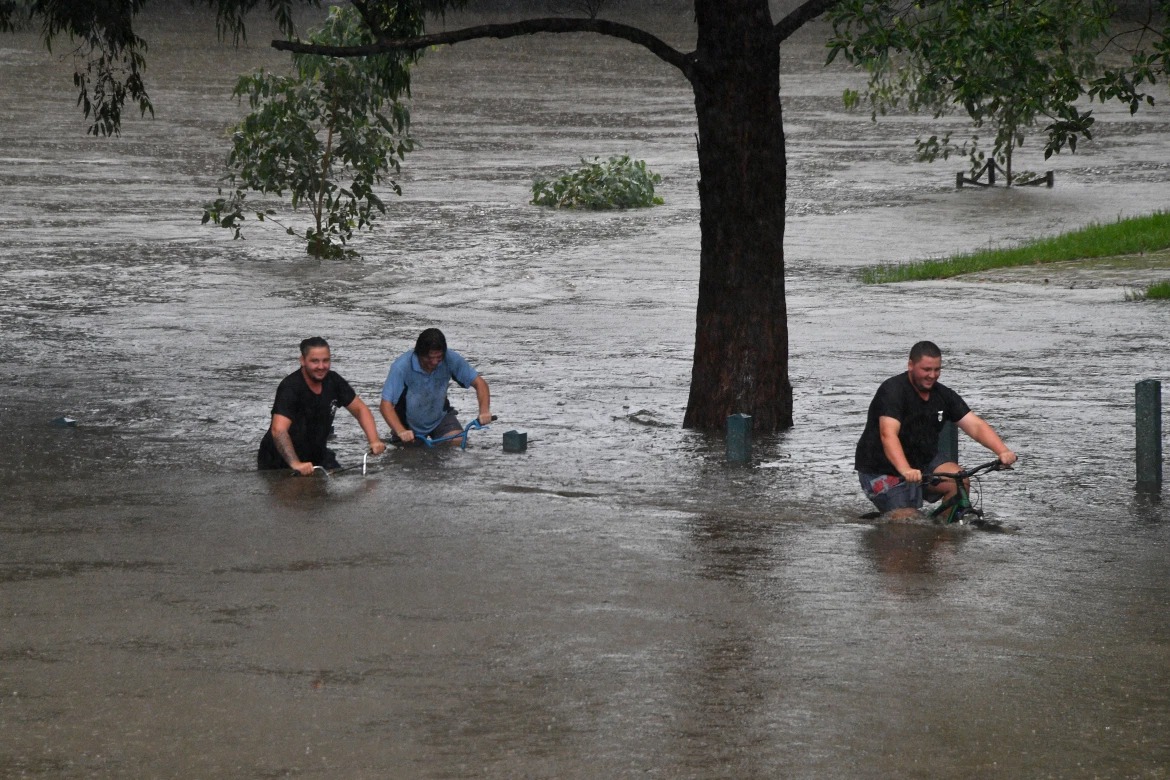 Cận cảnh mưa lũ ngập đầu xe khiến người dân Australia phải sơ tán khẩn 3