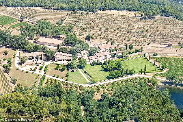 Một trong những tài sản chính bị đe dọa trong vụ ly hôn này là vườn nho và lâu đài Chateau Miraval ở Correns, Pháp. Cặp đôi mua tài sản này với giá 67 triệu USD vào năm 2008 và kết hôn tại đó vào tháng 8/2014. Ảnh: Coleman-Rayner Một trong những tài sản chính bị đe dọa trong vụ ly hôn này là vườn nho và lâu đài Chateau Miraval ở Correns, Pháp. Cặp đôi mua tài sản này với giá 67 triệu USD vào năm 2008 và kết hôn tại đó vào tháng 8/2014. Ảnh: Coleman-Rayner