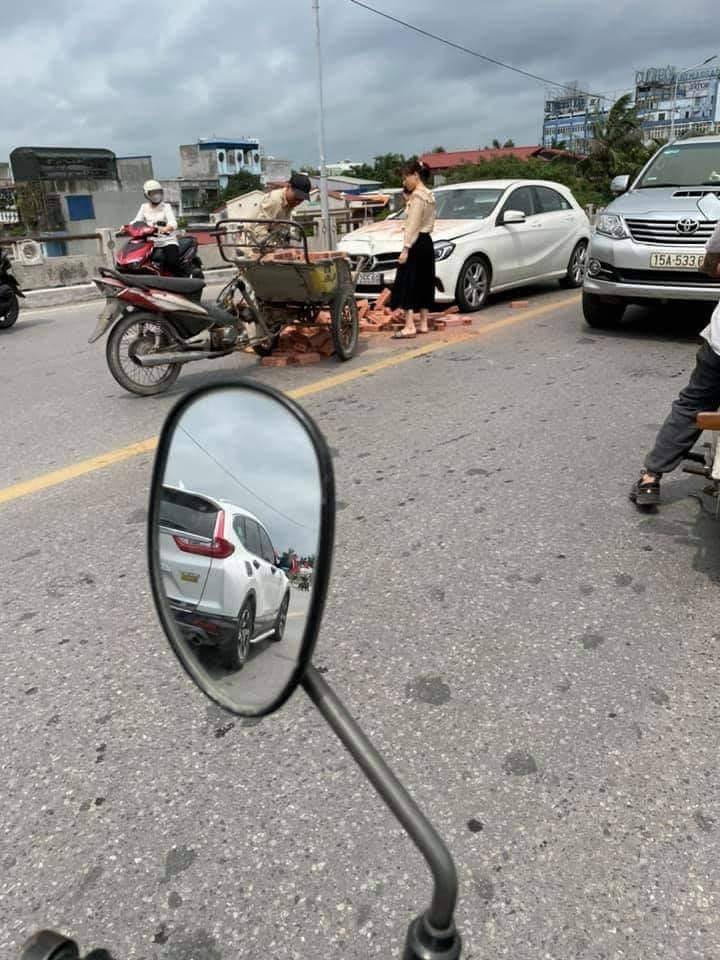 Xích lô di ngược chiều va chạm với Mercedes: Đừng lấy cái nghèo ra biện minh cho sai phạm! 2 Xích lô di ngược chiều va chạm với Mercedes: Đừng lấy cái nghèo ra biện minh cho sai phạm! 2