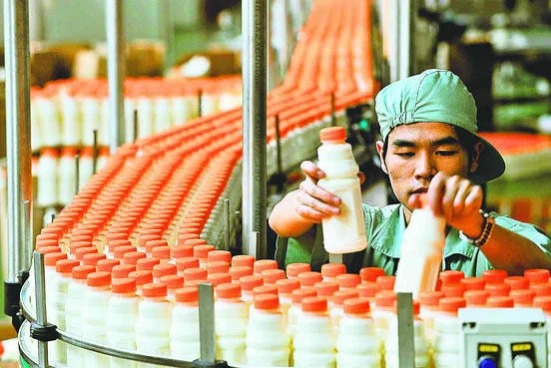 Tỷ phú giàu nứt đố đổ vách nhưng vẫn ngồi ăn cùng công nhân, mỗi ngày chỉ tiêu 20 USD 2 Tỷ phú giàu nứt đố đổ vách nhưng vẫn ngồi ăn cùng công nhân, mỗi ngày chỉ tiêu 20 USD 2