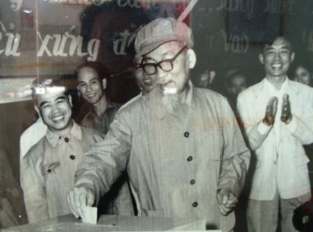 Ngày bầu cử, nhìn lại tấm thẻ cử tri đặc biệt của Bác Hồ 3 Ngày bầu cử, nhìn lại tấm thẻ cử tri đặc biệt của Bác Hồ 3