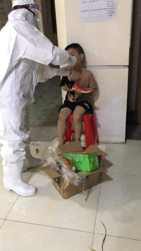 Xót lòng hình ảnh bé 6 tuổi một mình nhập viện, mẹ F0, bố đi cách ly, ông bà ốm 1 Xót lòng hình ảnh bé 6 tuổi một mình nhập viện, mẹ F0, bố đi cách ly, ông bà ốm 1