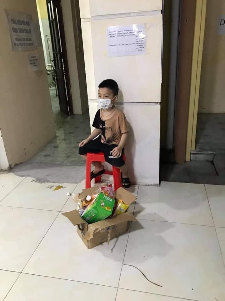 Xót lòng hình ảnh bé 6 tuổi một mình nhập viện, mẹ F0, bố đi cách ly, ông bà ốm 2 Xót lòng hình ảnh bé 6 tuổi một mình nhập viện, mẹ F0, bố đi cách ly, ông bà ốm 2