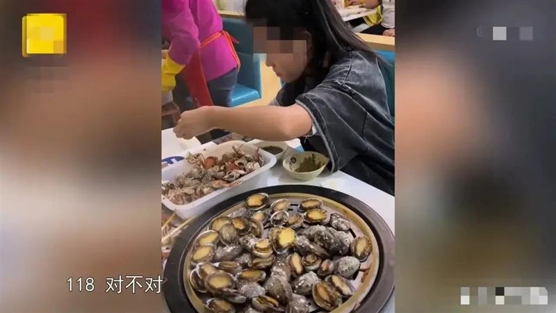 Khách ăn buffet lấy hàng trăm con bào ngư khiến chủ nhà hàng có động thái không ngờ 1 Khách ăn buffet lấy hàng trăm con bào ngư khiến chủ nhà hàng có động thái không ngờ 1