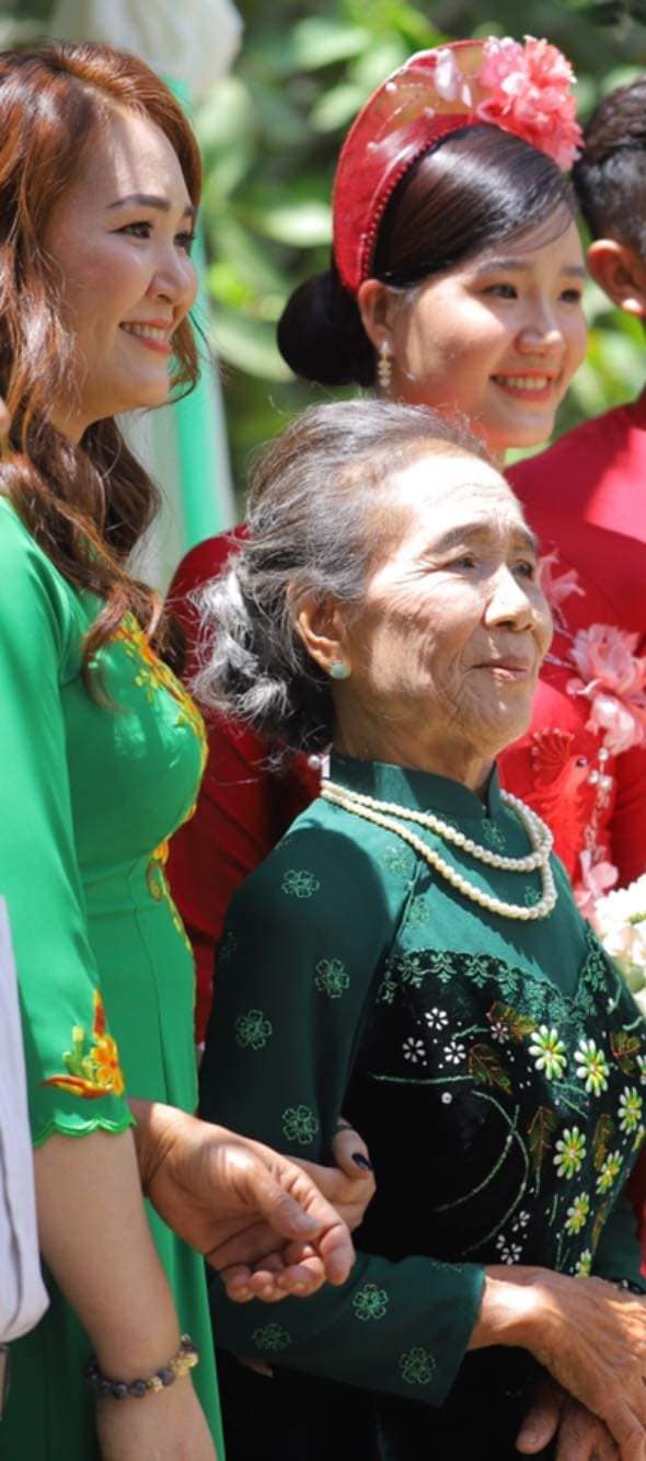 Cô dâu khoe ảnh 3 thế hệ phụ nữ trong nhà khiến CĐM trầm trồ 5 Cô dâu khoe ảnh 3 thế hệ phụ nữ trong nhà khiến CĐM trầm trồ 5