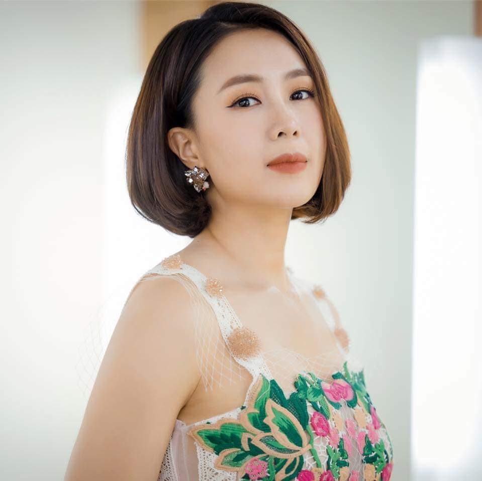 Nữ diễn viên sinh năm 1982 được nhớ đến với các vai như Mộc Miên trong Cầu vòng tình yêu, Dung của Cả một đời ân oán, Khuê - Hoa hồng trên ngực trái, Minh Châu - Hướng dương ngược nắng. Khán giả đánh giá Hồng Diễm có ngoại hình đẹp, giọng nói hay nhưng lại luôn chọn những vai diễn nhu mì, hiền lành nên chưa có sự bứt phá.