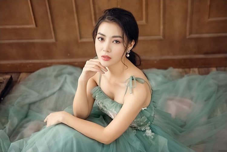 Người đẹp sinh năm 1988 có diễn xuất ấn tượng khi hóa thân nhân vật Lan cave trong Quỳnh búp bê. Thanh Hương được khán giả khen rất nhiều về diễn xuất, tuy nhiên, việc cô thường xuyên xuất hiện trong các quảng cáo sản phẩm không rõ nguồn gốc cũng làm mất đi thiện cảm của khán giả.