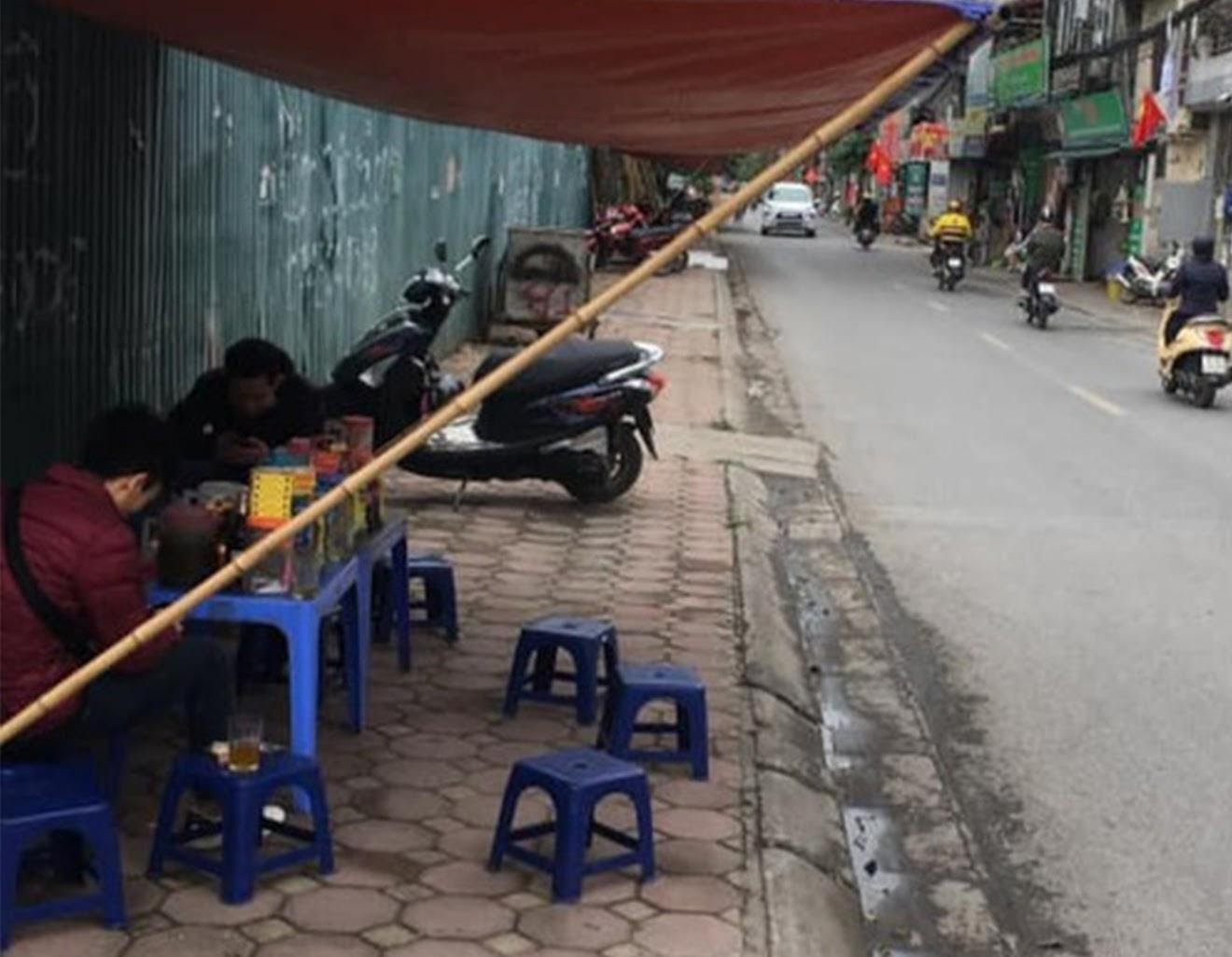 Lợi dụng quy định nới lỏng giãn cách, nhiều quán trà đá vỉa hè mở tràn lan, 'chặt chém' khách với giá gấp 3 lần 1 Lợi dụng quy định nới lỏng giãn cách, nhiều quán trà đá vỉa hè mở tràn lan, 'chặt chém' khách với giá gấp 3 lần 1