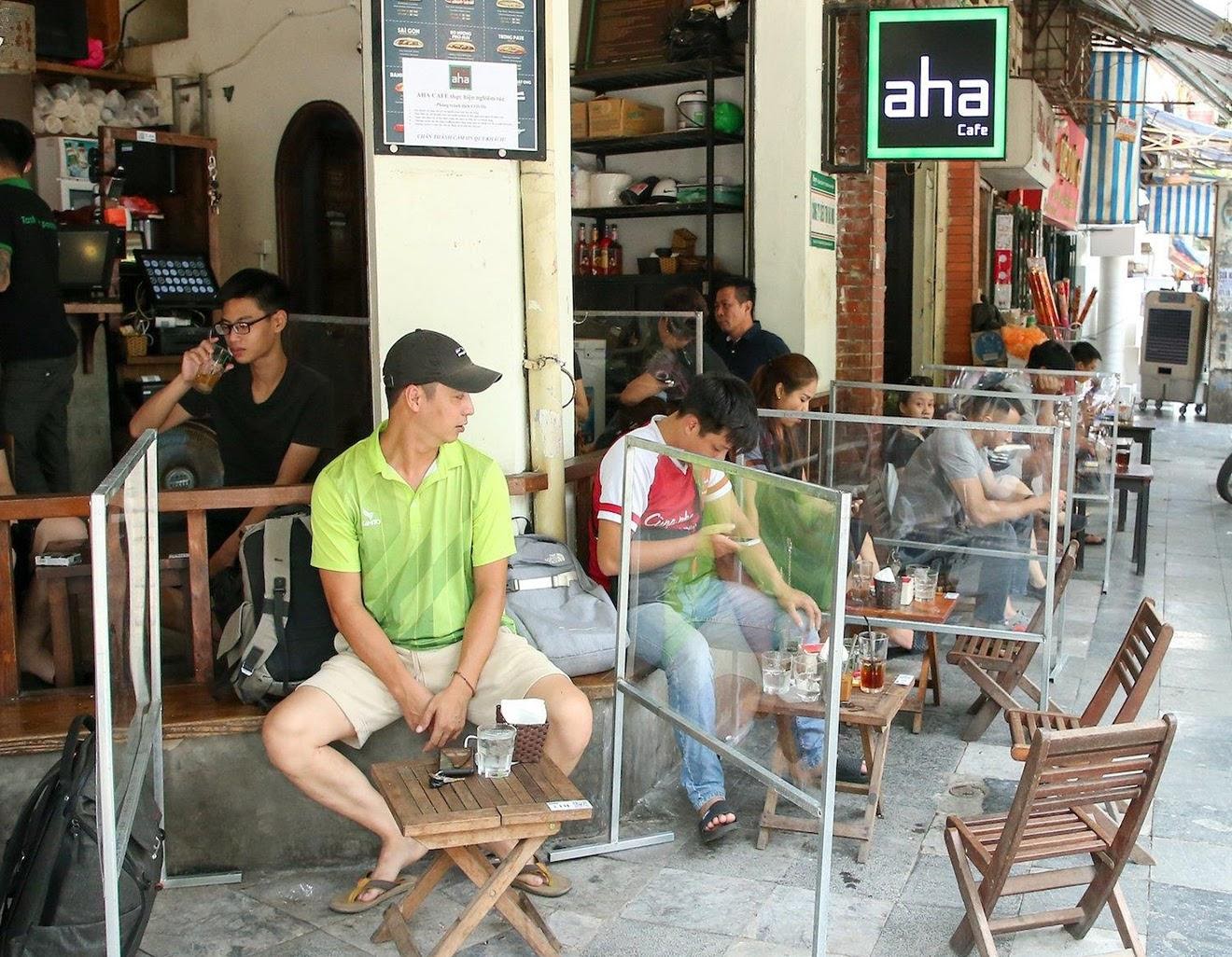 Lợi dụng quy định nới lỏng giãn cách, nhiều quán trà đá vỉa hè mở tràn lan, 'chặt chém' khách với giá gấp 3 lần 2 Lợi dụng quy định nới lỏng giãn cách, nhiều quán trà đá vỉa hè mở tràn lan, 'chặt chém' khách với giá gấp 3 lần 2