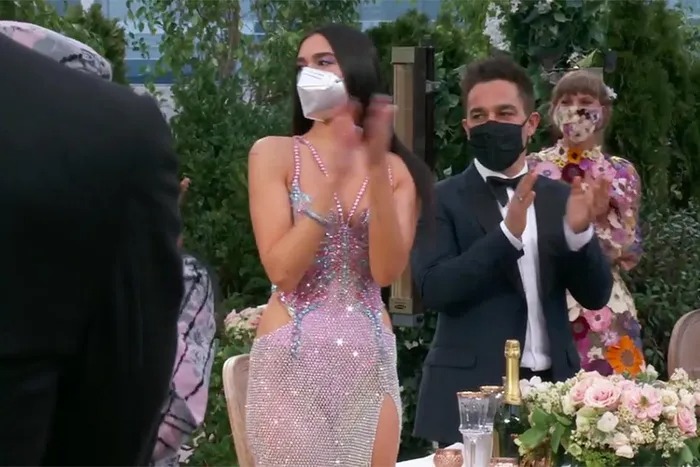 Muôn vàn style khẩu trang 'chất hơn nước cất' tại Grammy 2021 3 Muôn vàn style khẩu trang 'chất hơn nước cất' tại Grammy 2021 3