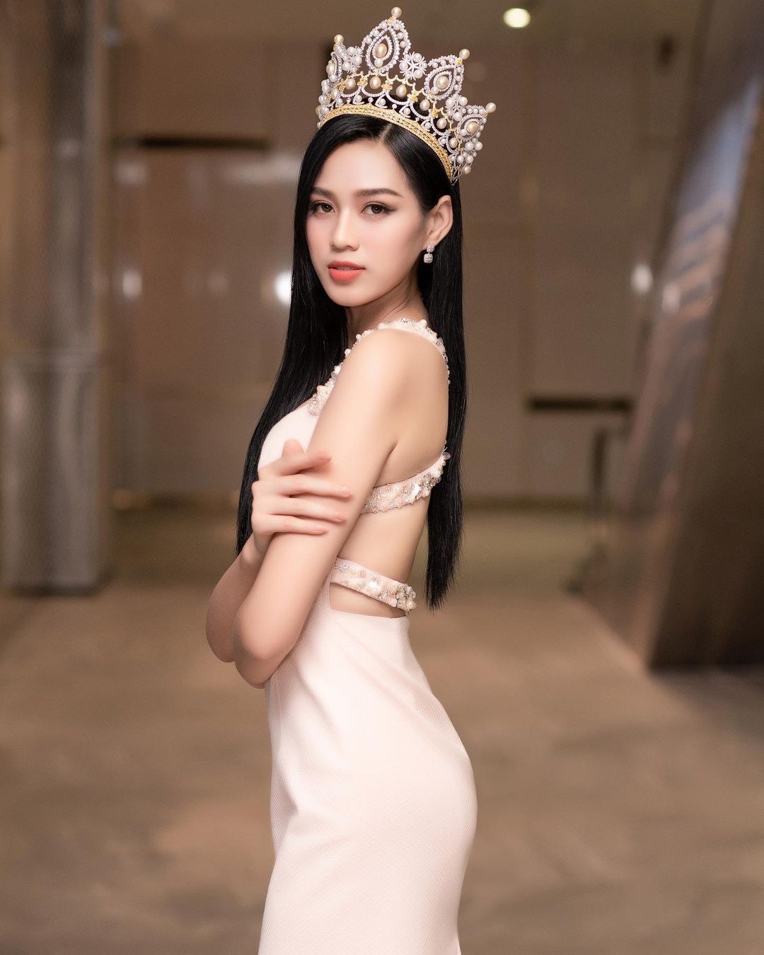 Bóc tách loạt phụ kiện 'siêu' đắt đỏ của Hoa hậu Đỗ Thị Hà 10