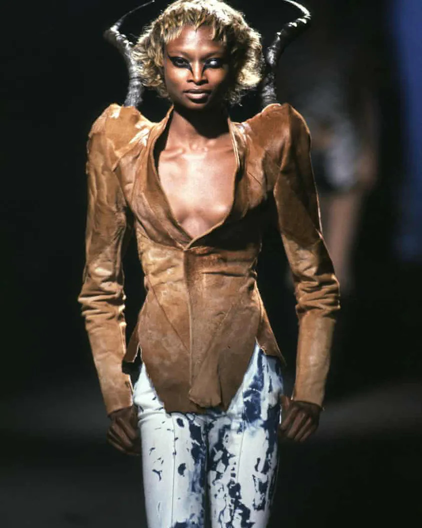 McQueen và những ý tưởng thời trang đầy táo bạo 2 McQueen và những ý tưởng thời trang đầy táo bạo 2