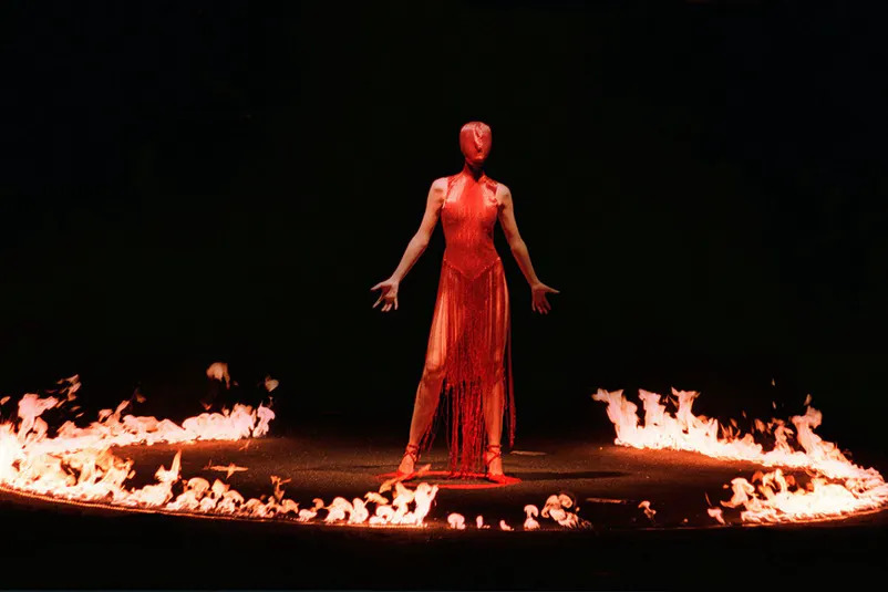 McQueen và những ý tưởng thời trang đầy táo bạo 3 McQueen và những ý tưởng thời trang đầy táo bạo 3