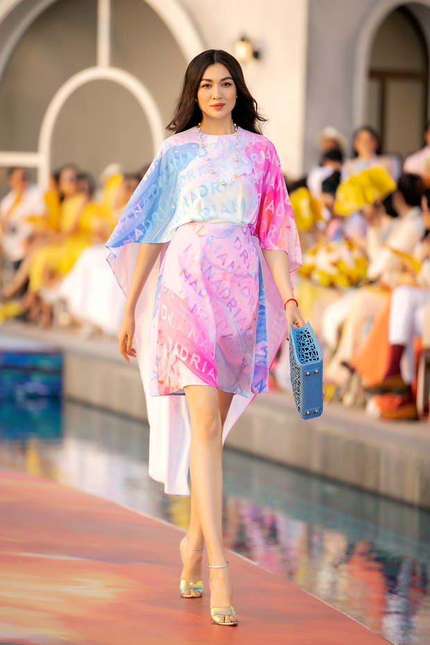 Fashion Voyage kết thúc đầy ấn tượng với BST Daydreamer của NTK Adrian Anh Tuấn 5 Fashion Voyage kết thúc đầy ấn tượng với BST Daydreamer của NTK Adrian Anh Tuấn 5